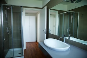 Basic Apartment, 2 Bedrooms, Balcony (Tricolare Basic) | Bathroom | Hair dryer, towels, soap, shampoo - Aurum ApartHotels Bicocca (Milano)