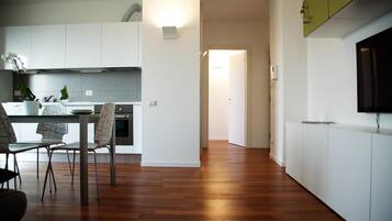 Basic-Apartment, 2 Schlafzimmer, Balkon (Tricolare Basic) | Eigene Küche | Großer Kühlschrank, Ofen, Herdplatte, Kochgeschirr/Geschirr/Besteck