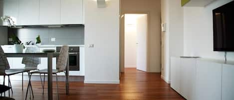 Refrigerador con freezer, horno, placa de cocina, utensilios de cocina