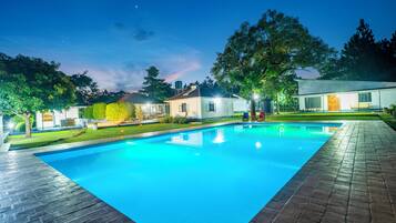 2 outdoor pools