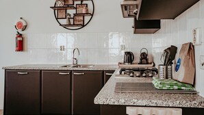 Cafetière/bouilloire, réfrigérateur, micro-ondes, plaque de cuisson