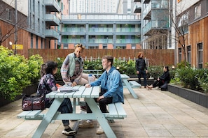 Outdoor dining - Unite Students - North Lodge - London (London)