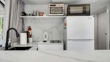 Coffee/tea maker, fridge, microwave, oven