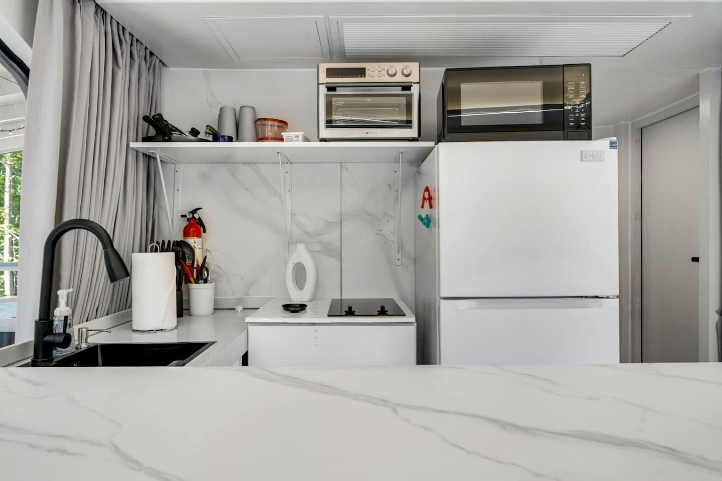 Coffee/tea maker, fridge, microwave, oven