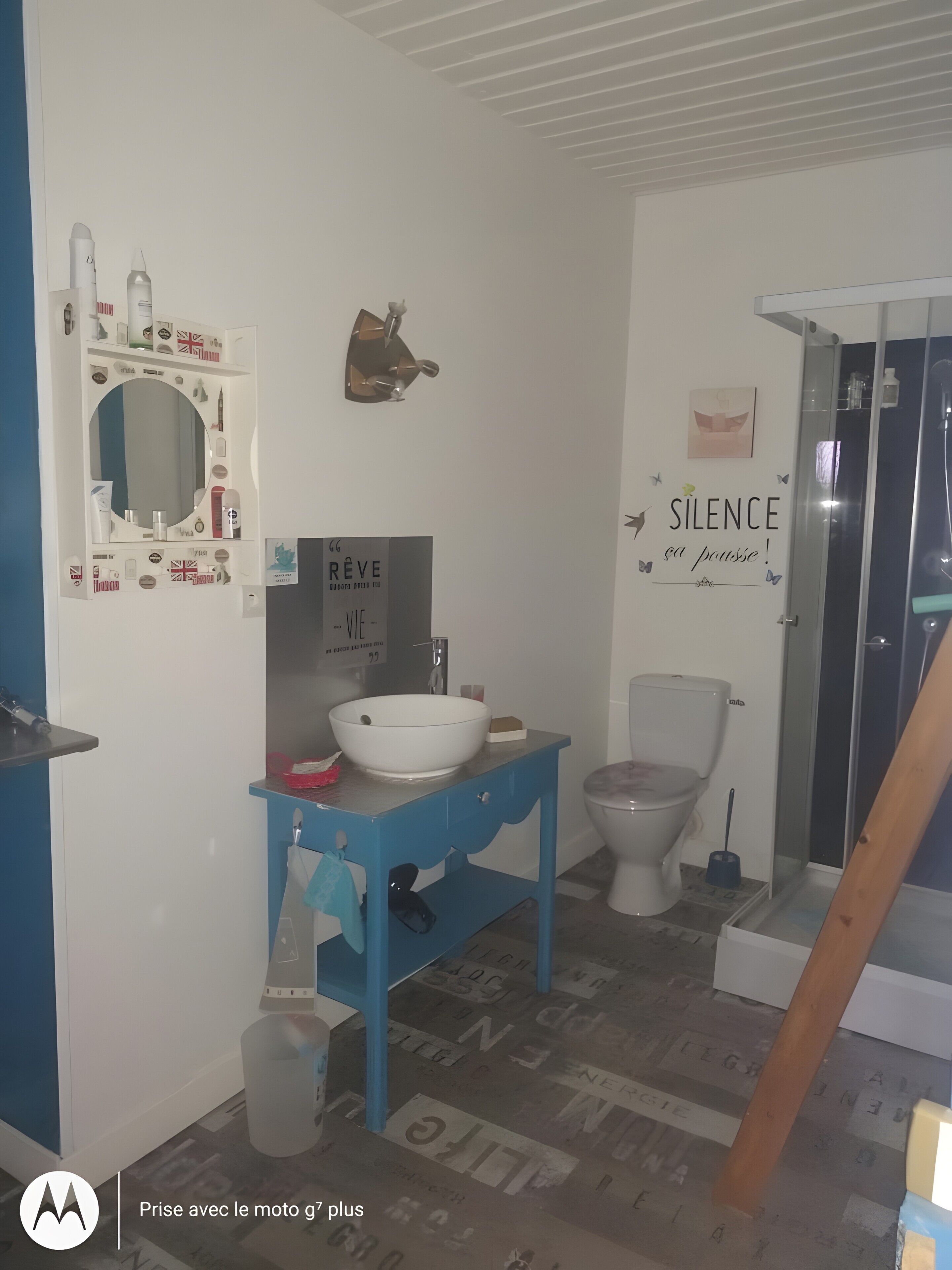 Douche, sèche-cheveux, serviettes fournies