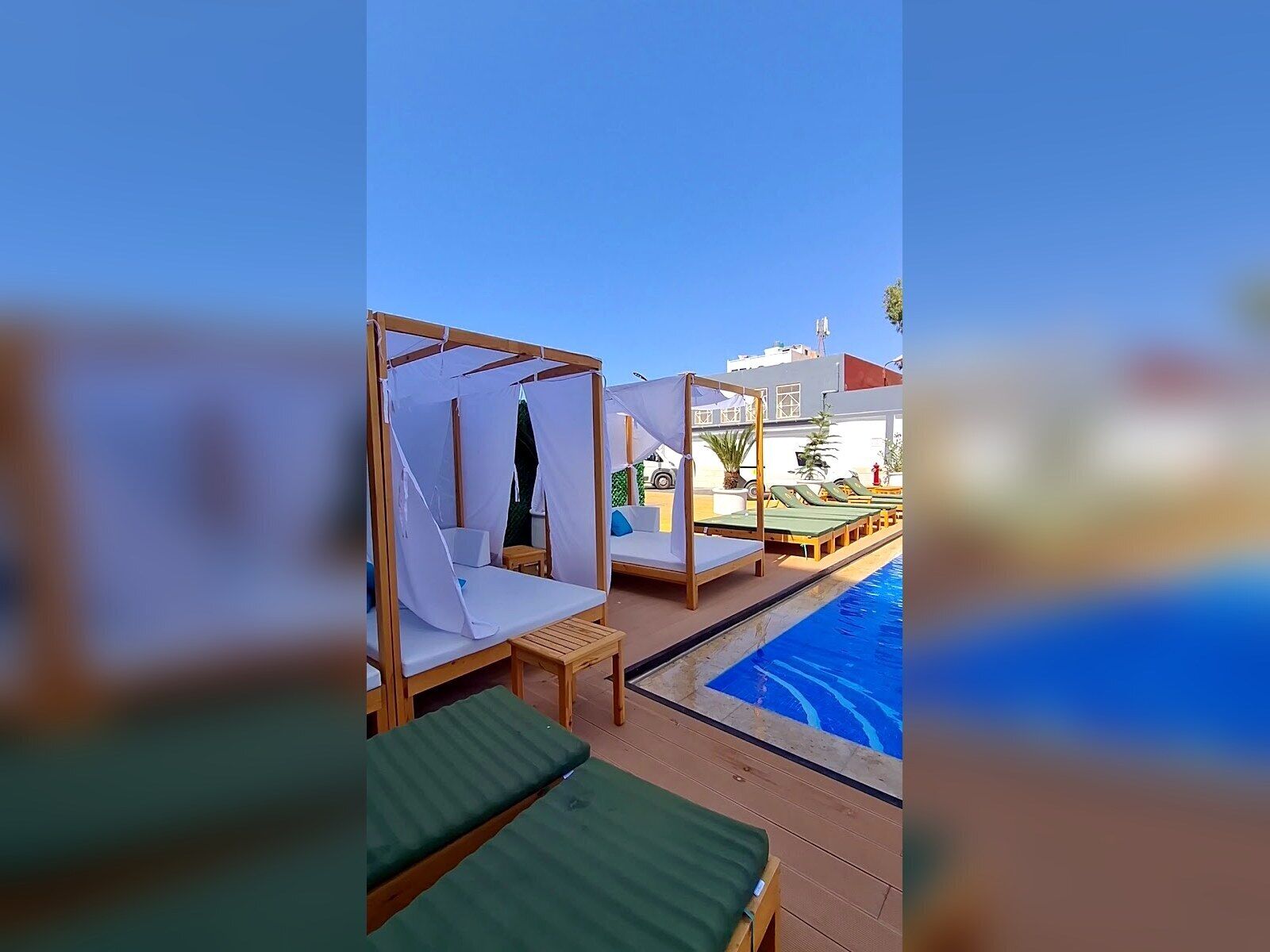 Una piscina al aire libre de temporada