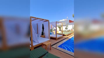 Una piscina al aire libre de temporada