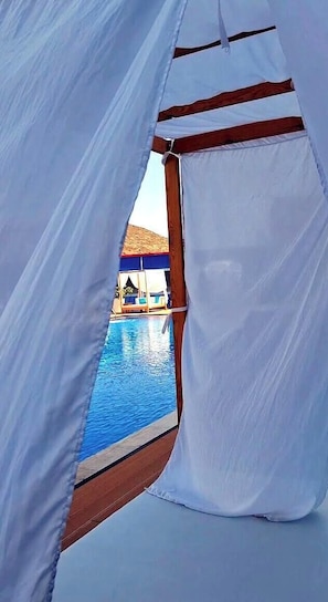 Una piscina al aire libre de temporada