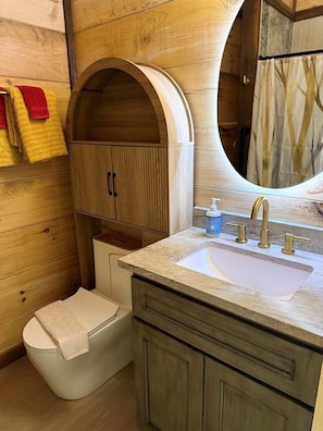 Handtücher, Seife, Shampoo, Toilettenpapier