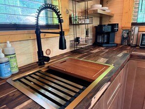 Wasserkocher mit Kaffee-/Teezubehör, Kühlschrank, Ofen, Herdplatte