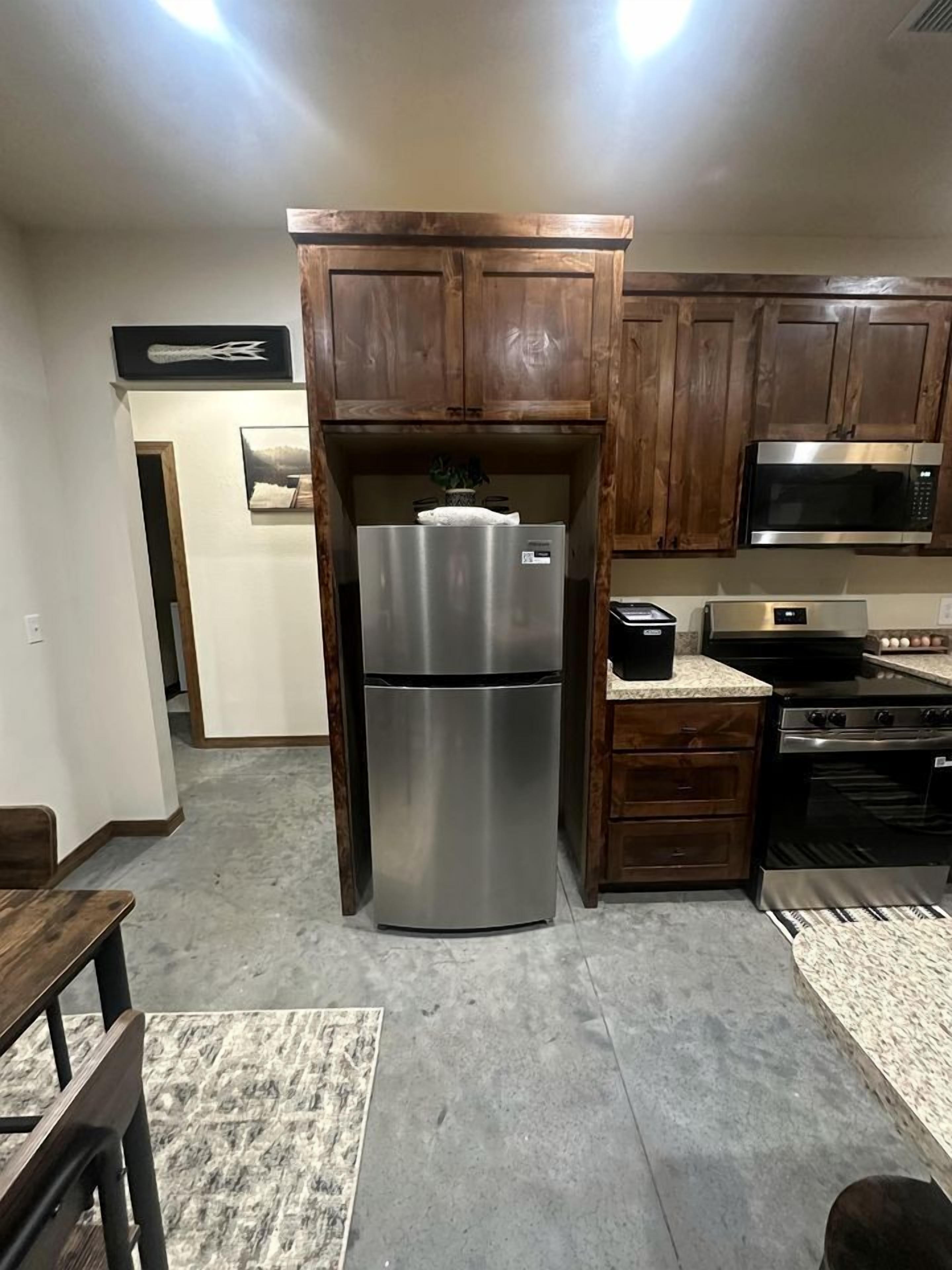 Coffee/tea maker, fridge, oven, stovetop