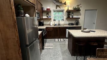 Coffee/tea maker, fridge, oven, stovetop