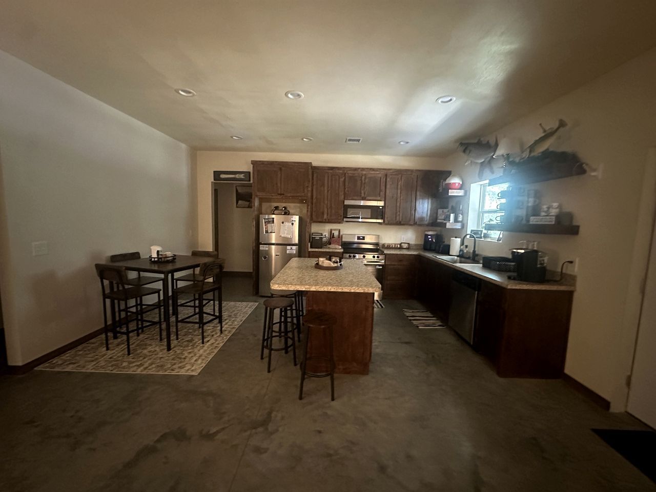 Coffee/tea maker, fridge, oven, stovetop