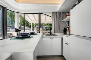 Coffee/tea maker, fridge, microwave, oven - Romantic Stargazing Luxury Pod with Hot Tub Near Beavers Bend State Park, Oklahoma (Broken Bow)