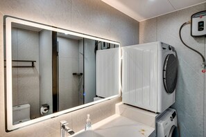 Bathroom - Stargazing Luxury Pod Retreat with Hot Tub in Broken Bow, Oklahoma (Broken Bow)