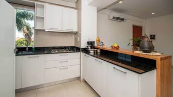 Apartamento, sacada, vista para a cidade | Cozinha privada