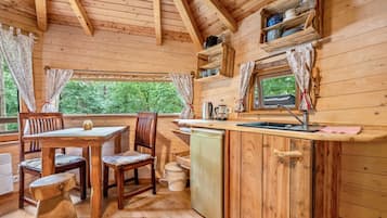 Wasserkocher mit Kaffee-/Teezubehör, Kühlschrank, Wasserkocher