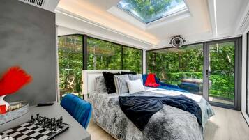 1 bedroom, desk, WiFi, bed sheets