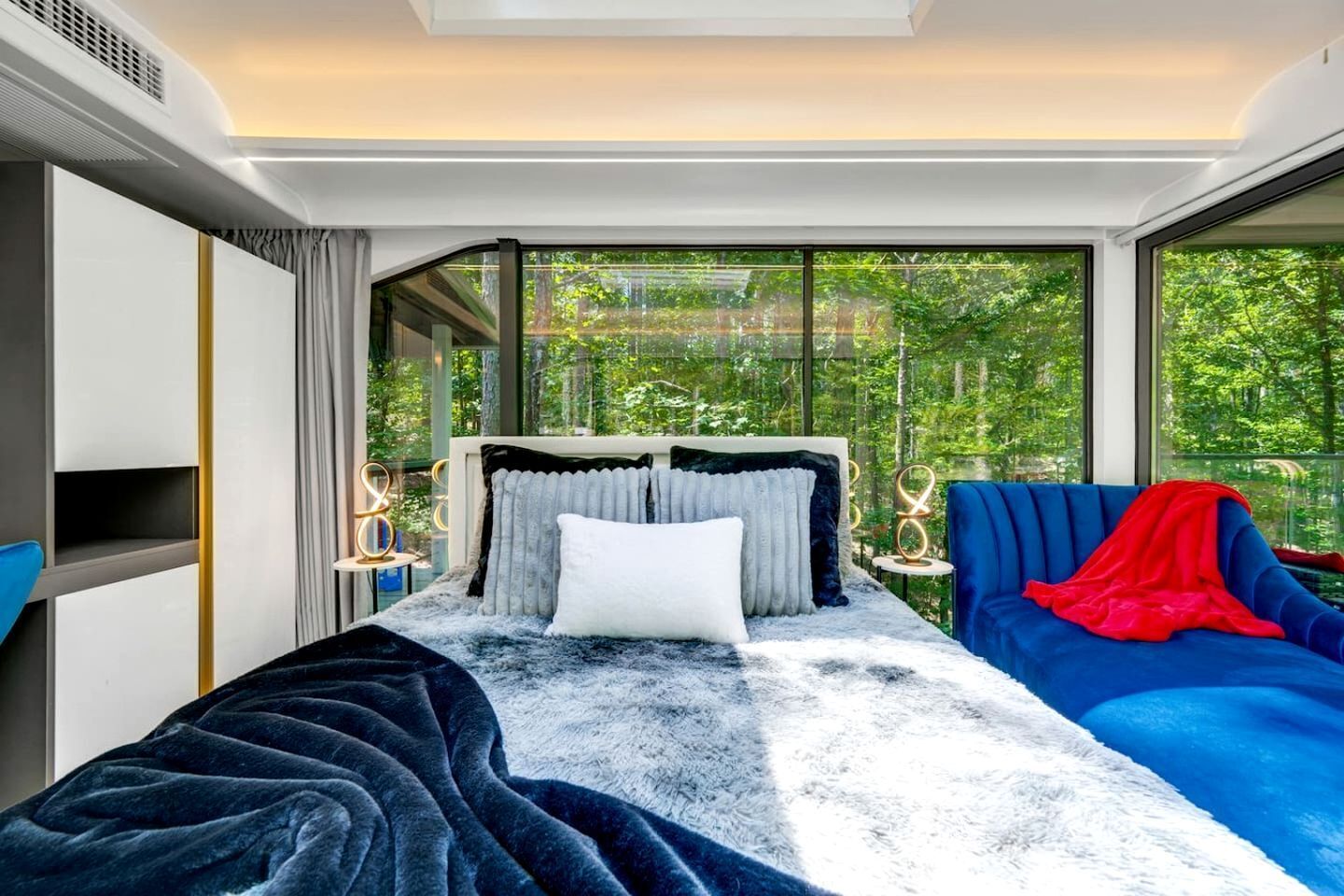 1 bedroom, desk, WiFi, bed sheets