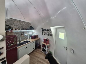 Coffee/tea maker, fridge, microwave, dishwasher