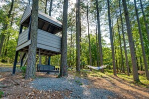 Property grounds - Unique Glamping Pod with Hot Tub Near Broken Bow Lake, Oklahoma (Broken Bow)