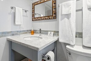 Bathroom - Seawind E202 (Montego Bay)