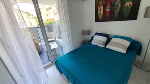 Een strijkplank/strijkijzer, gratis wifi, beddengoed