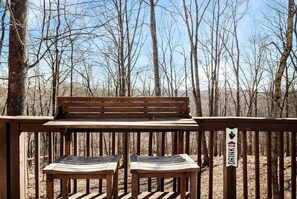 Outdoor dining - Exquisite Mountain Cabin Retreat near Cacapon River in West Virginia (Hedgesville)