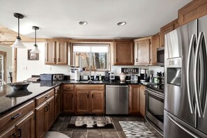 Fridge, microwave, oven, stovetop - Exquisite Mountain Cabin Retreat near Cacapon River in West Virginia (Hedgesville)