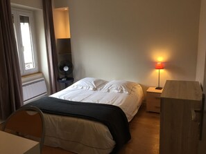 Bügeleisen/Bügelbrett, Internetzugang, Bettwäsche