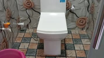 Shower, free toiletries, towels, toilet paper