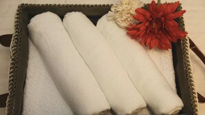 A tray with three white towels and a red flower. - Spacious 4-bedroom apartment in heart of Osaka with AC (Osaka)
