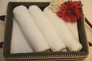 A tray with three white towels and a red flower. - Spacious 4-bedroom apartment in heart of Osaka with AC (Osaka)