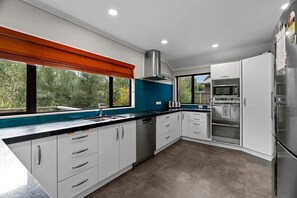 Private kitchen - Modern Two-Level Townhouse with Private Studio Near Chartwell | Hamilton, NZ (Hamilton)