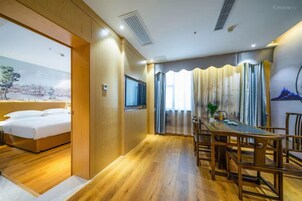 Escritorio, espacio para trabajar con laptop y wifi gratis