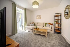 TV, offices - Maesteg Road, lovely 5 bedroom house (Y Cymer)