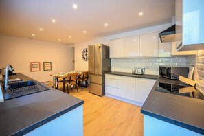 Coffee/tea maker, fridge, microwave, oven - Maesteg Road, lovely 5 bedroom house (Y Cymer)