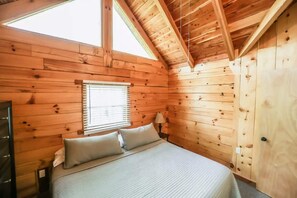 Room - Large Log Cabin with Private Deck near Cumberland Lake, Perfect for a Relaxing Weekend in Nature (Columbia)