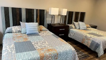 Tabla de planchar con plancha, wifi y ropa de cama