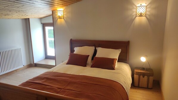 2 bedrooms, desk, iron/ironing board, travel cot