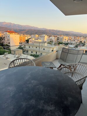 Outdoor dining - Mountains Meet the Sea Penthouse Suite (Chania)