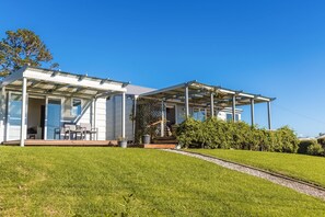 Exterior - Warm & wecloming three-bedroom, two-bathroom holiday home with sea views. (Waiheke Island)