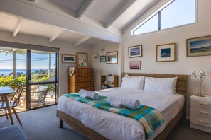 3 bedrooms, iron/ironing board, Internet, bed sheets - Warm & wecloming three-bedroom, two-bathroom holiday home with sea views. (Waiheke Island)