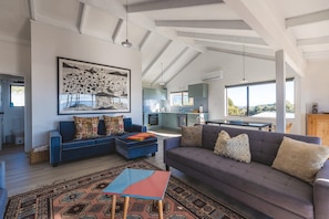 TV - Warm & wecloming three-bedroom, two-bathroom holiday home with sea views. (Waiheke Island)