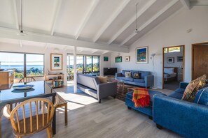 TV - Warm & wecloming three-bedroom, two-bathroom holiday home with sea views. (Waiheke Island)