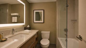 Habitación estándar | Baño | Artículos de higiene personal gratuitos, secador de pelo y toallas