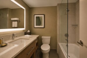 Habitación estándar | Baño | Artículos de higiene personal gratuitos, secador de pelo y toallas