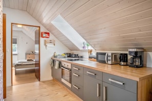 Wasserkocher mit Kaffee-/Teezubehör, Kühlschrank, Mikrowelle, Ofen