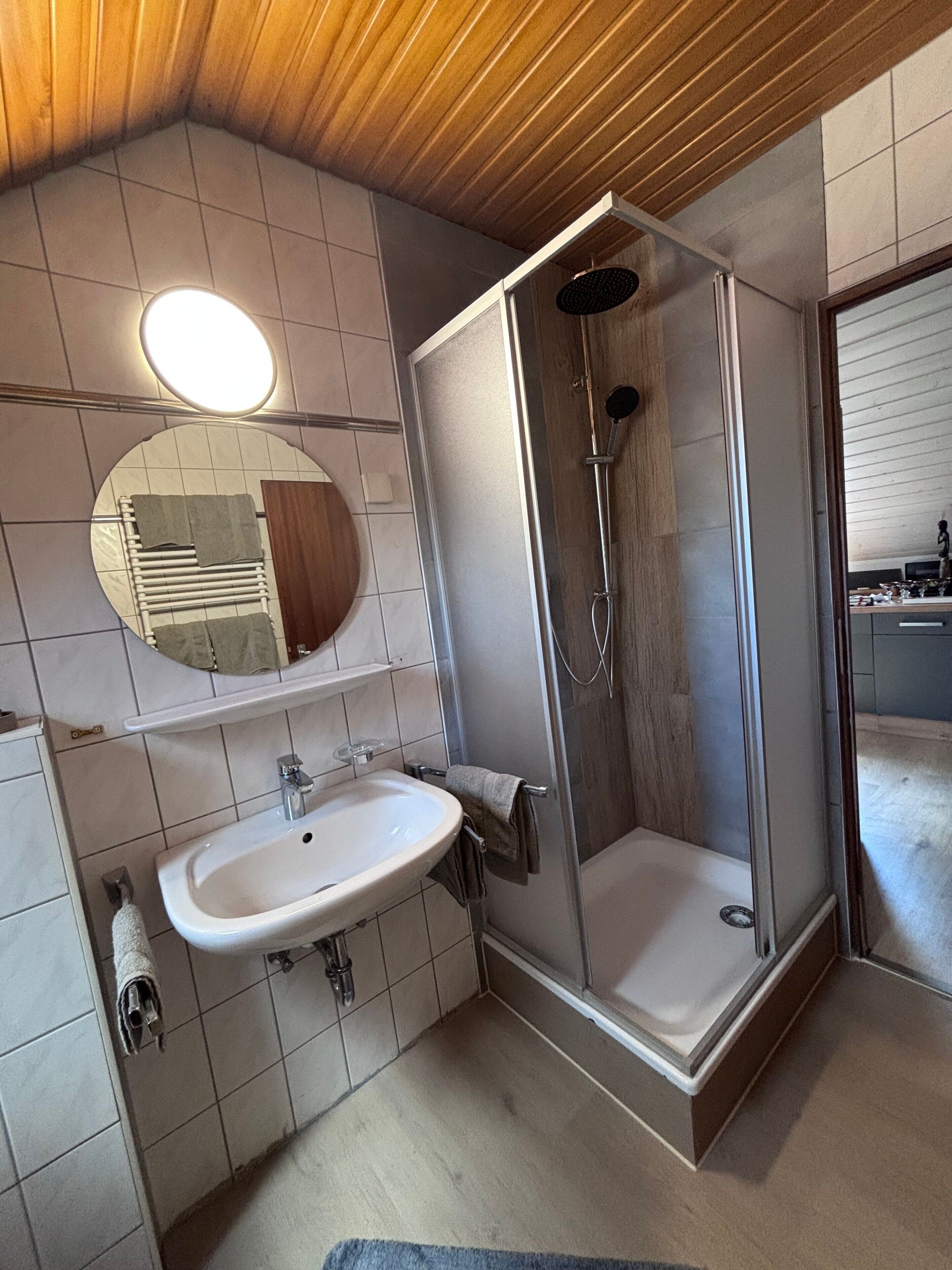 Douche, serviettes fournies