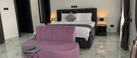 Ropa de cama de alta calidad y escritorio